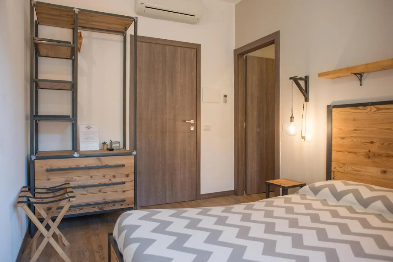 Officina Rooms Como 0*,